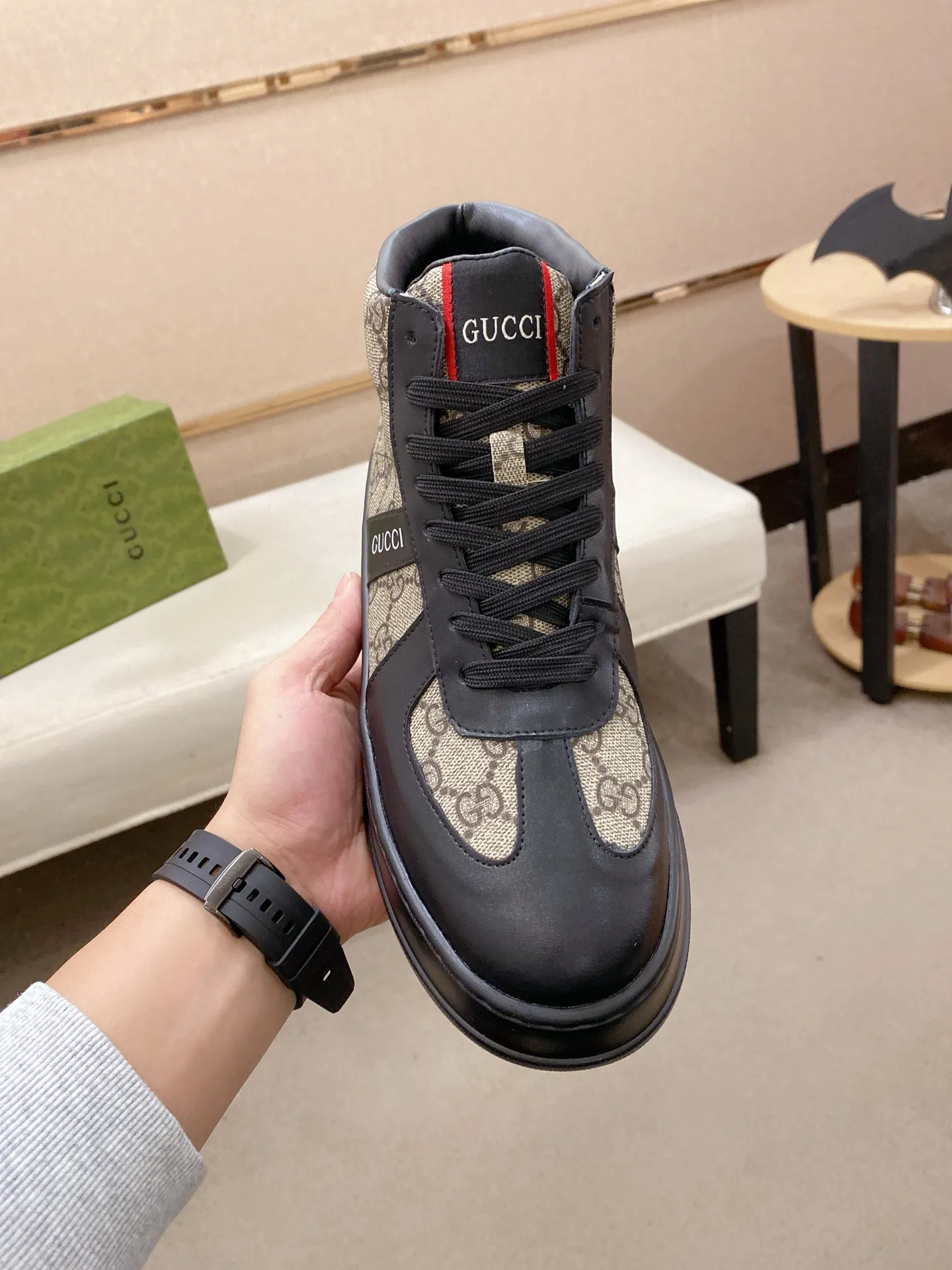 Factory price: 442💰 (GUCCI) The latest model from the official website🎁🎁Casual and fashionable men's shoes👟, hot style💥The style is simple and elegant, exclusive for trendy men. Unique official website's latest brand elements👑original Gucci decoration, fashionable and generous, the fabric is original cowhide ✅sheepskin lining, the official website specifies wear-resistant casual outsole, the classic model is taken in kind at the counter🎬38-44 (can be customized for 45 non-refundable)
